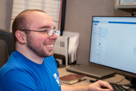 tec-sysytems-group-assistance-customers-on the-computer Tec Systems Group Employee Assisting Customers On The Computer